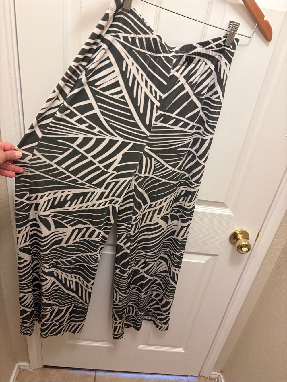 Chicos Wide-Leg Palm Print Pants in Olive and White